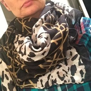 Large scarf